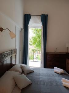 特雷维索b & b ultimo miglio的一间卧室设有一张床和一个开放式窗户。
