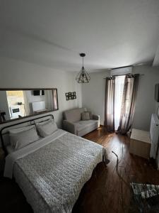 沃洛斯Alkistis House的一间卧室配有一张大床和一张沙发