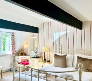 戈斯兰玛丽安斯波特酒店的一间卧室配有一张床和一张带镜子的书桌