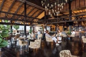 阿布扎比Al Maya Island & Resort的餐馆,有坐在桌子上的人
