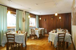 萨奥兹-杜尔克斯毕安卡内芙酒店的用餐室配有带白色桌布的桌子