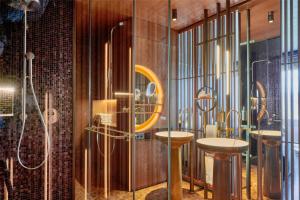 Eich太阳酒店的浴室配有2个盥洗盆、淋浴和淋浴。