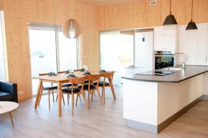 阿克雷里Hulduland 1, Hálönd, Akureyri的厨房以及带桌椅的用餐室。