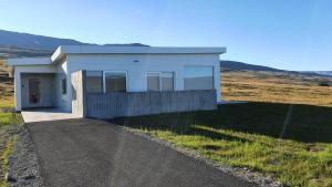 阿克雷里Hulduland 1, Hálönd, Akureyri的草覆盖山边的房子
