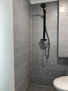 奥斯陆Leilighet i Gamle Oslo的浴室内配有淋浴和头顶淋浴