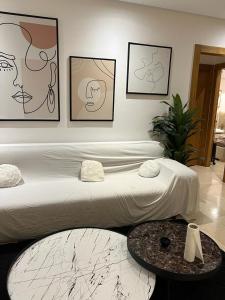 苏塞Superbe Appartement kantaoui sousse的一间卧室配有一张大床,墙上挂有绘画作品