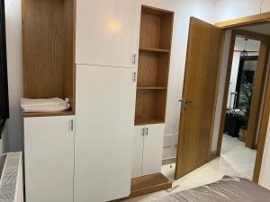 苏塞Superbe Appartement kantaoui sousse的客房配有白色冰箱和衣柜。