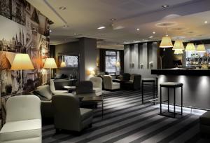 凯恩凯恩中心普莱森斯门美居酒店的带沙发的酒店大堂和酒吧