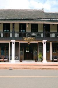 琅勃拉邦Villa Senesouk Luang Prabang的前面有标志的建筑