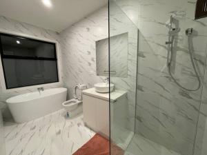 Mentone‘The bayside’ Beautifully brand new house的带淋浴、卫生间和盥洗盆的浴室
