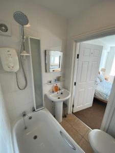 特雷杜尔Tudor Apartment (Panoramic Sea Views)的带浴缸、水槽和淋浴的浴室