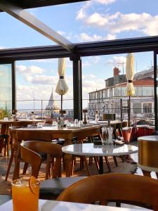 伊斯坦布尔RUZ Hotels的一间带桌椅的市景餐厅