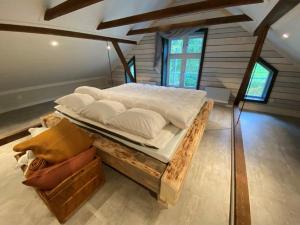 FöllingeByskolan Norra Skärvången的一间卧室配有一张木架上的大床