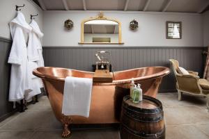 GreenheadWagtail的浴室设有老式浴缸和镜子