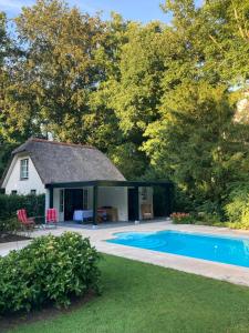 SchildeSchilde Cottage的庭院中带游泳池的房子