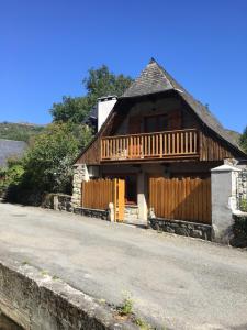 Arrens-MarsousMaisonette 'La Toue' in Pyrenees National Park的木屋设有门廊和围栏