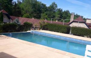 JurançonVilla de 4 chambres avec piscine privee terrasse amenagee et wifi a Jurancon的一座房子后院的游泳池