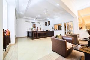 巴马科Dunia Hotel Bamako的带沙发和钢琴的客厅