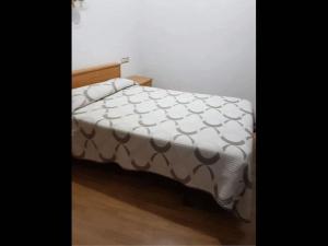 卢阿尔卡Room in Lodge - Double and single room - Pension Oria 1的客房内的一张带白色棉被的床