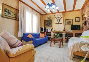 拉马丽娜Villa Teresa的一间带蓝色沙发的客厅和一间带沙发的客厅