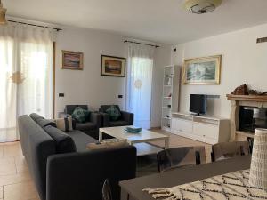 格罗塞托港Ville sul Mare的客厅配有沙发和桌子