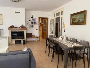 格罗塞托港Ville sul Mare的客厅配有桌椅和壁炉