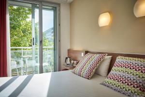 巴黎Hotel Campanile Paris-Bercy Village的一间卧室设有一张床和一个大窗户