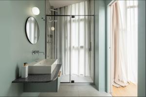 米兰Heart Milan Apartments Porta Romana的一间带水槽和镜子的浴室