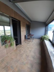 索非亚代尔塔公寓的空房设有带桌子和窗户的庭院