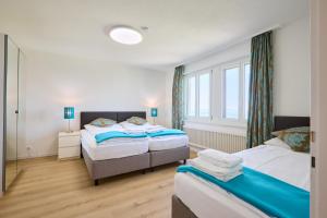 卢塞恩桑弄伯格酒店的一间卧室设有两张床和窗户。