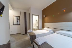 帕尔马Residenza Digione的酒店客房带两张床和一间浴室