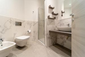 帕尔马Residenza Digione的浴室配有卫生间、盥洗盆和淋浴。