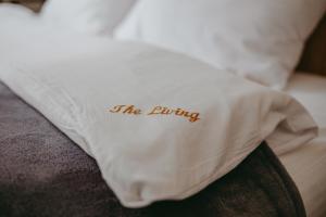 塔塔里夫The Living的床上的白色枕头,上面写着生活
