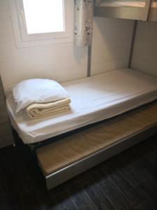 阿普特La Colline des Ocres Village de vacances 3 étoiles的双层床间内的一张床位,配有毛巾