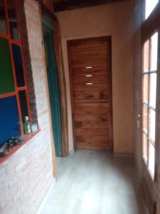 圣哈维尔Chañares的一间空房间,设有木门和窗户