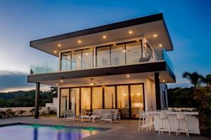 普拉纳维瑙Ocean view luxury Villa, Private Pool 4BD 8PPL的夜间带游泳池的别墅
