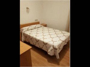 卢阿尔卡Room in Lodge - Double and single room - Pension Oria 2的一间卧室配有一张床和一张木桌