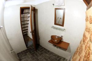 乌纳瓦图纳Sky View Cabin Unawatuna的浴室设有水槽和墙上的镜子