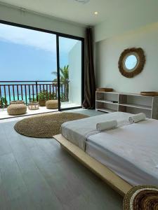 图鲁斯杜Samura Panorama Guest House的一间卧室设有一张大床和一个大窗户