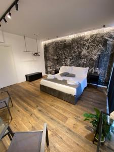 福贾IL TIGLIO VERDE的卧室配有一张床,墙上挂有绘画作品