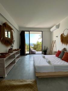 图鲁斯杜Samura Panorama Guest House的一间卧室配有一张床,享有海景