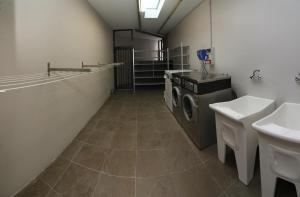 帕拉斯德丽Pensión San Marcos的洗衣房配有洗衣机和水槽