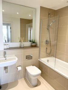纽基Lowen的浴室配有卫生间、盥洗盆和淋浴。