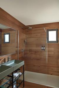 勒德耶乌Les Hautes Mers的一间带水槽和淋浴的浴室