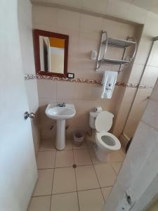 万卡约CasaHotel Centro - Huancayo的一间带卫生间和水槽的小浴室