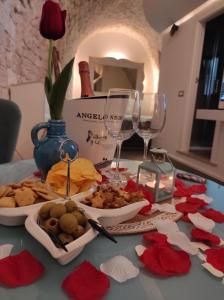 普蒂尼亚诺Piervì Suite的餐桌上放有食物和酒杯的盘子