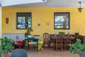 纳瓦孔塞霍Hotel Rural Xerete的庭院配有桌椅和黄色墙壁