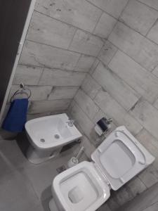 罗萨里奥Alquiler Temporario Rosario 4的一间带卫生间和水槽的浴室