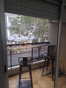 罗萨里奥Alquiler Temporario Rosario 4的阳台配有桌椅,享有风景。