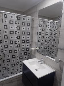罗萨里奥Alquiler Temporario Rosario 4的一间带水槽和镜子的浴室